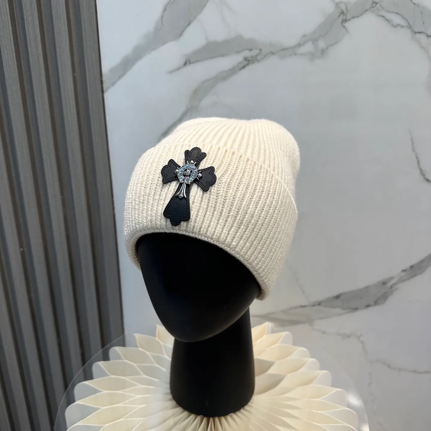 P46 🤍Chrome hearts new autumn and winter cross knitted hat🧶 One of the must-have hats in autumn and winter~ It really looks good on whoever wears it~, it is also a perfect match in black and white and gray in autumn~